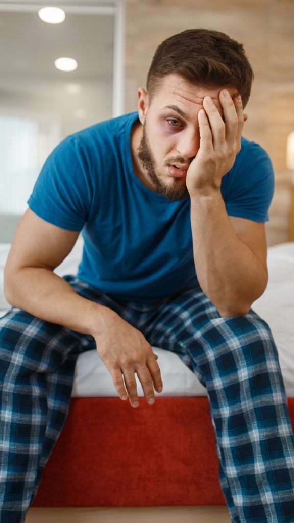 침대에서 피곤해하는 남자