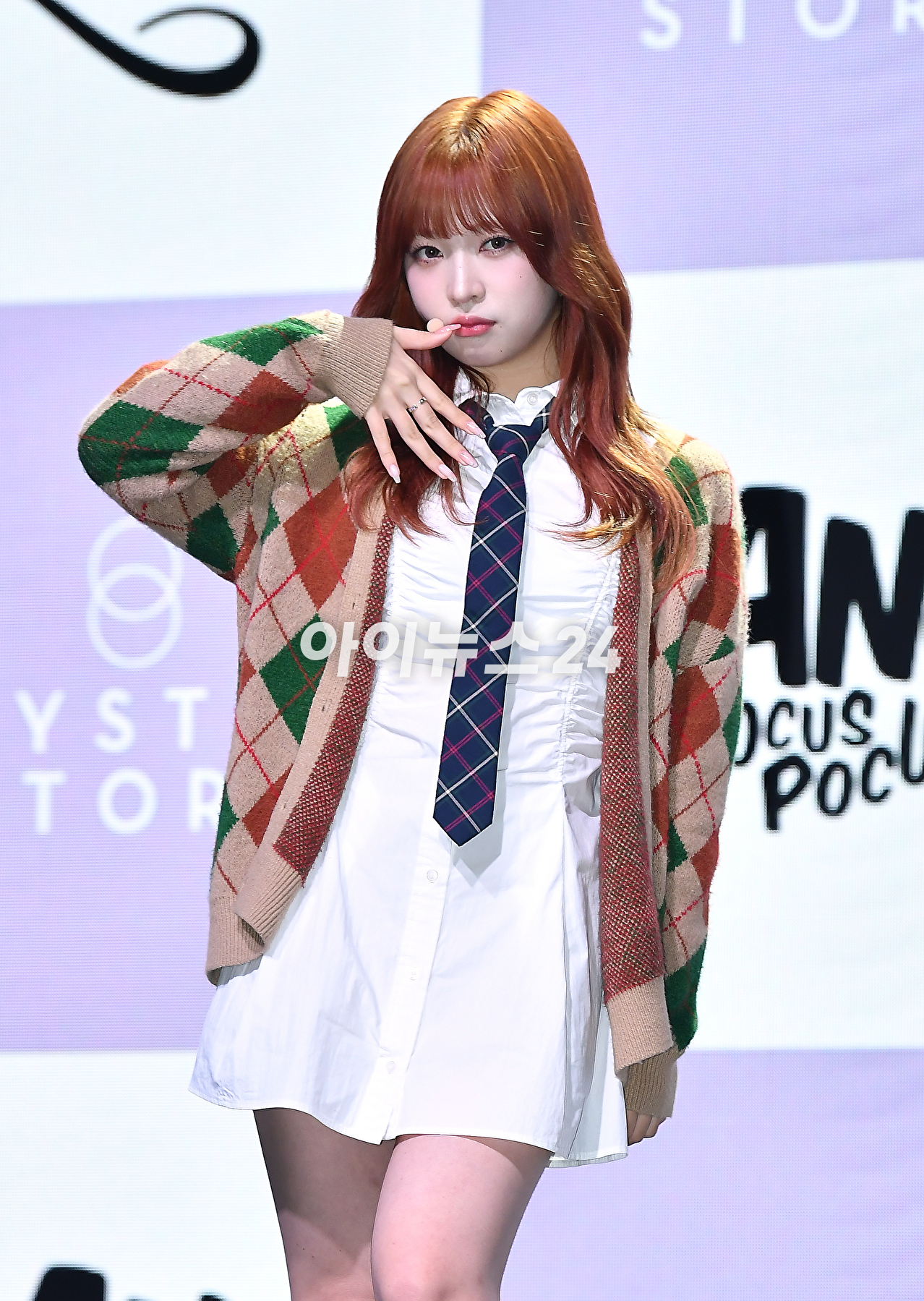 걸그룹 빌리(Billlie) 하루나가 23일 오후 서울 서교동 신한카드pLay스퀘어 라이브홀에서 &#39;사이드-비:메모얼스 오브 에코 언씬(side-B : memoirs of echo unseen)&#39; 발매 기념 쇼케이스에서 포토타임을 갖고 있다. [사진=곽영래 기자]