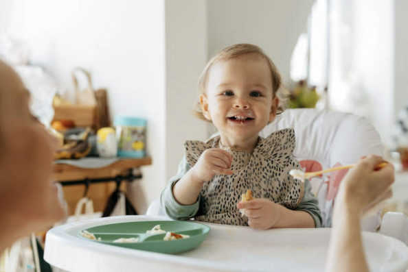 유아식을 먹는 아기 모습