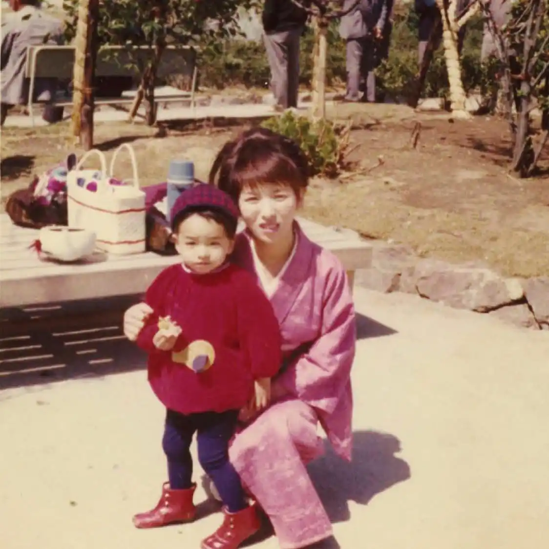 엑스재팬 요시키의 어린시절 엄마와 같이 찍은 사진