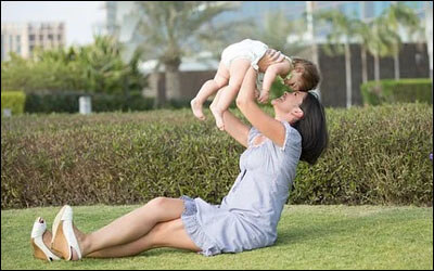 엄마가 아이를 위로 들어 올리는 모습