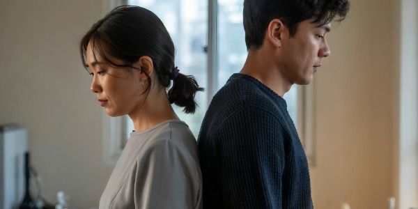 서로 등을 돌리고 있는 남녀