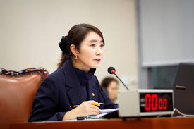  &amp;#39;발달장애아 엄마 투사&amp;#39;에서 여가부 장관 후보자로 지명된 강선우 의원 프로필