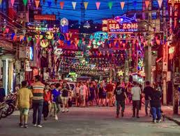  펍&amp;#44; 라이브공연&amp;#44; 노점상&amp;#44; 쇼핑몰 모두 집결 (출처:123RF/트립어드바이져/하나투어)