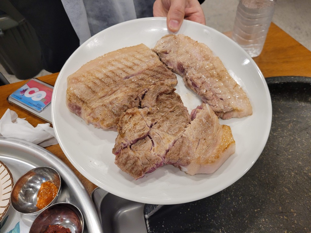 근본 흑돼지 제주공항점 두툼한 흑돼지 생고기