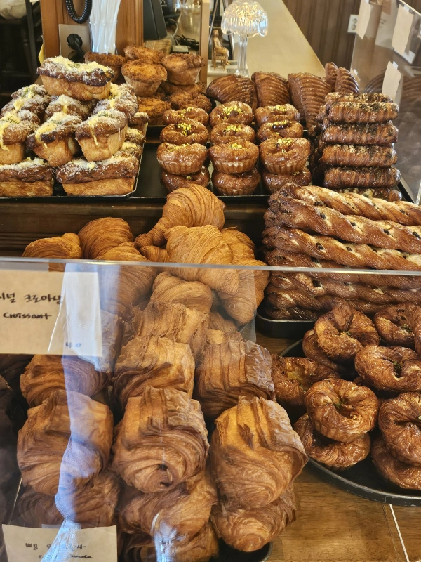 디저트시네마-쇼케이스-오리지널크로와쌍-뺑오쇼콜라-빵모듬