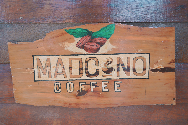 MADCINO COFFEE라고 쓰여 있는 목재 간판