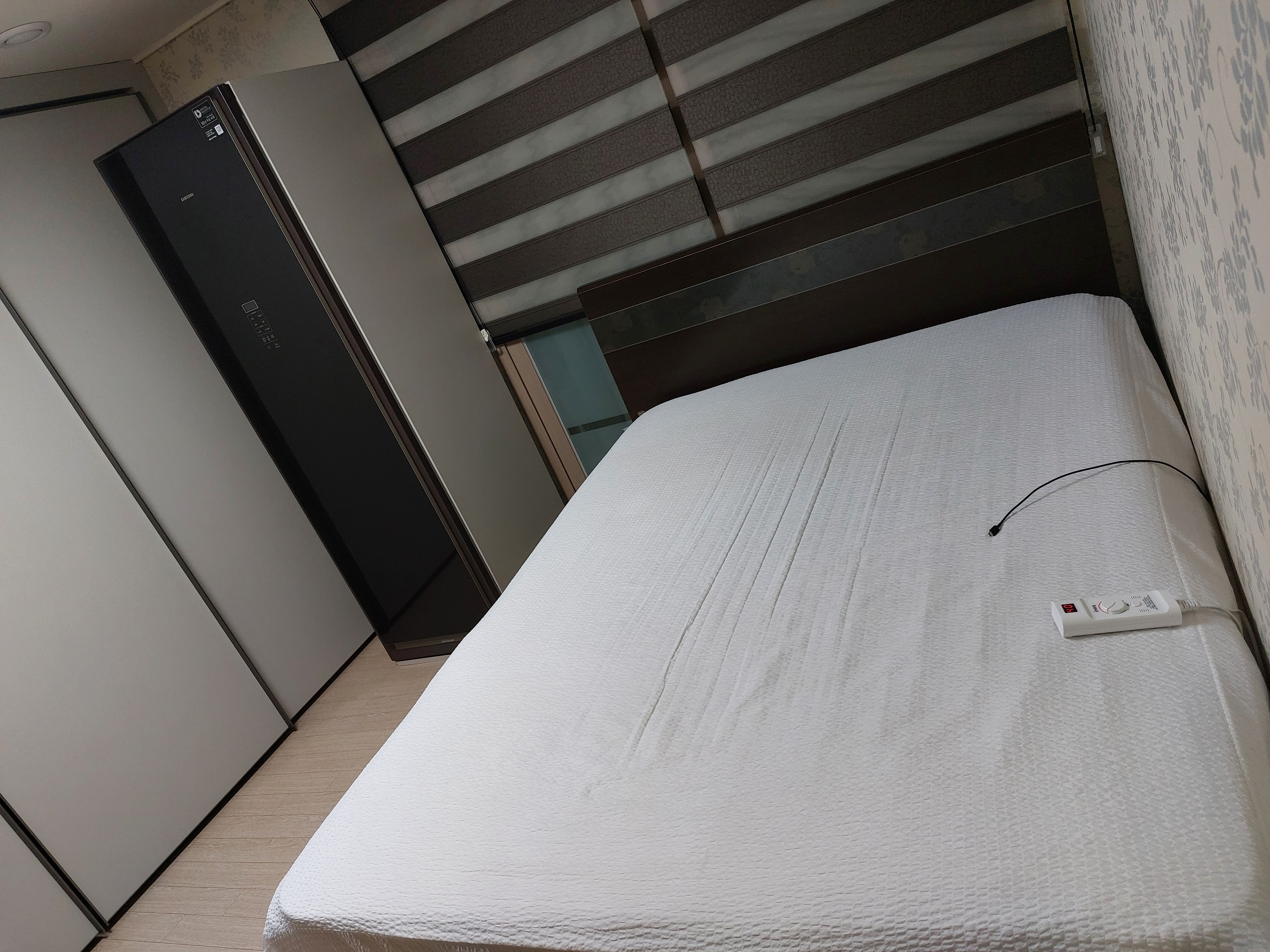 전기매트를 침대 커버 밑에 넣기