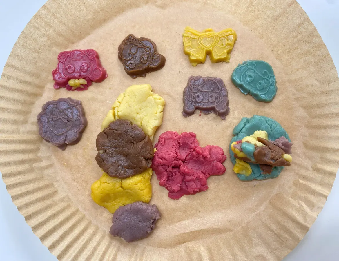 토이쿠키-만들기-캐치-티니핑-쿠키-틀-넣어-만든-쿠키-반죽