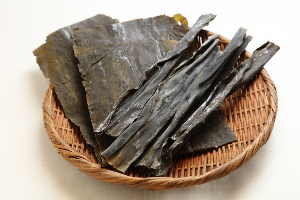 바구니에 담긴 말린 다시마