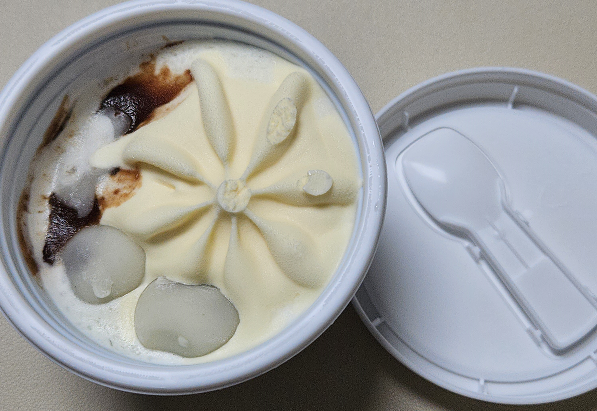 찰떡 우유 빙수 설 내용물 구성 사진. 뚜껑 안쪽에 숟가락이 있다. 우유 빙수 위에 아이스크림, 팥페이스트, 찹쌀떡 2개가 올려져 있다.