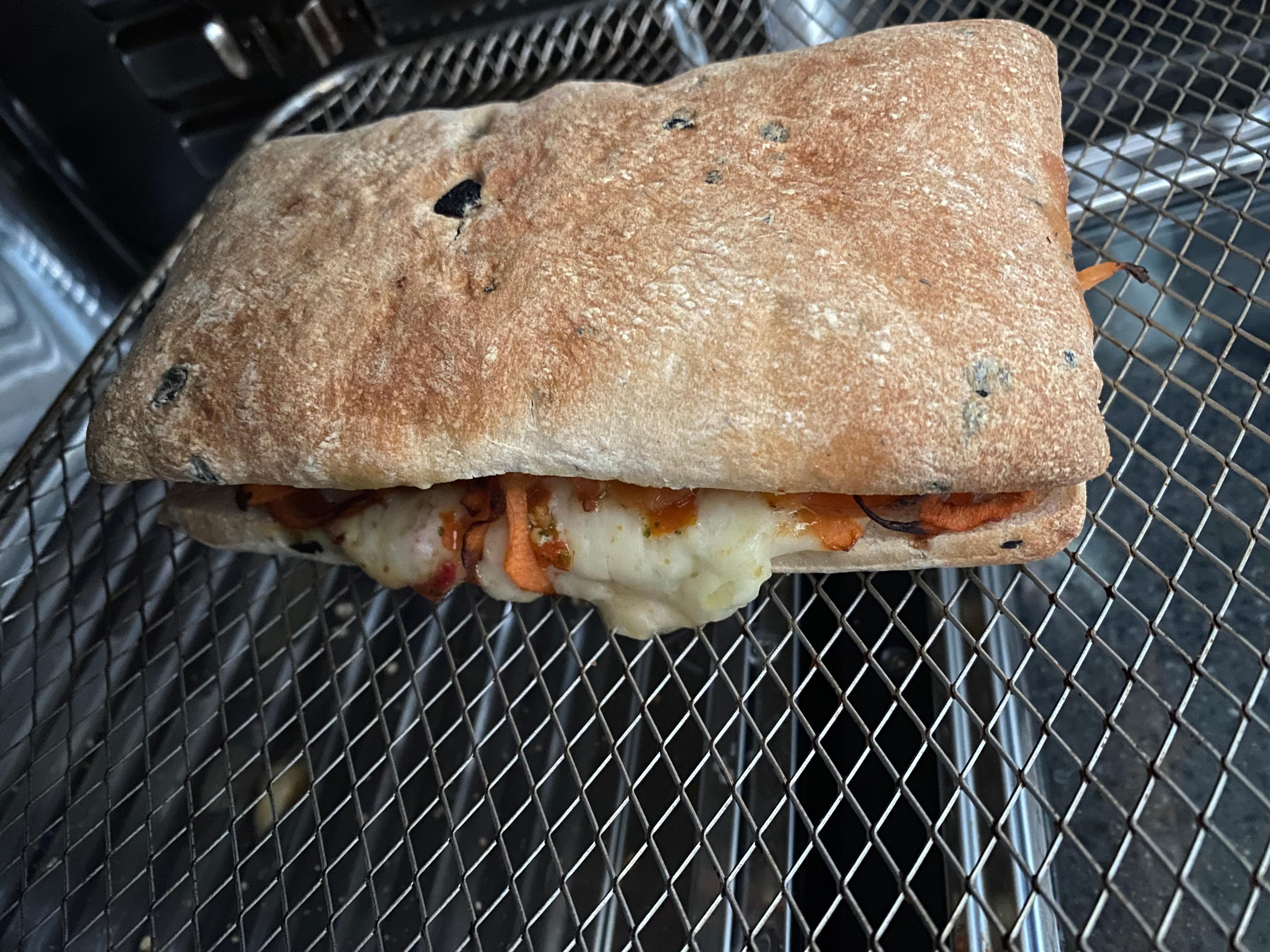 에어프라이기에 7분 돌린 치즈듬뿍 바질토마토치즈 치아바타 샌드위치