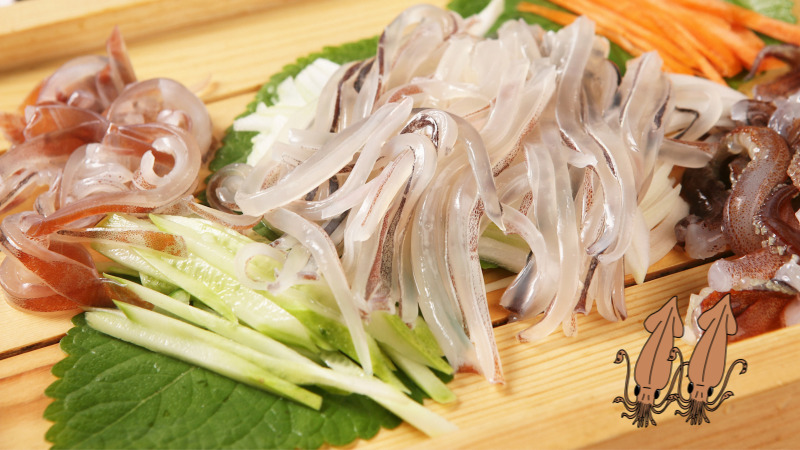 쫄깃한 오징어회 접시 담음