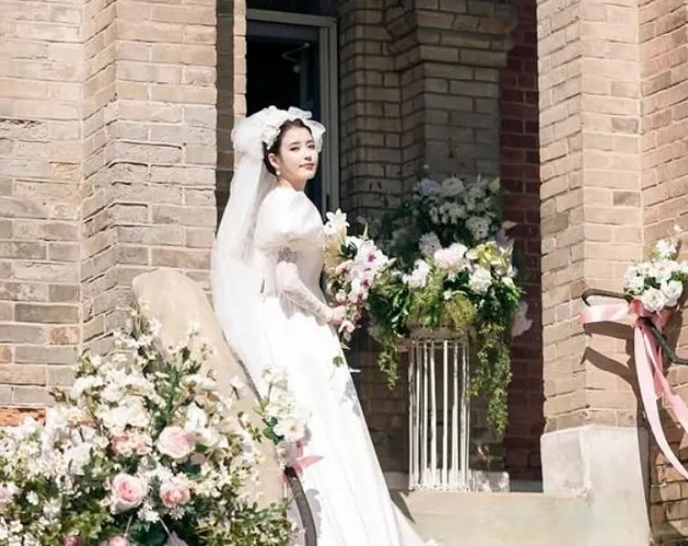 아이유 SNS 금명이 웨딩 사진