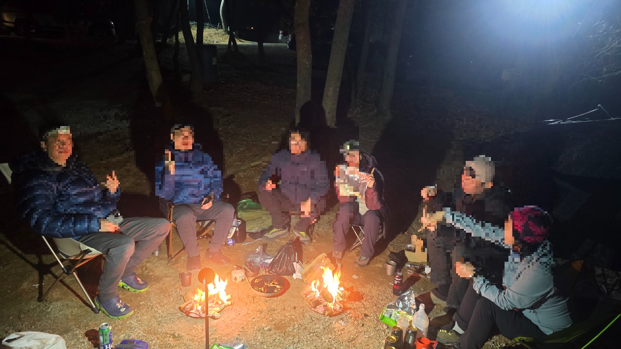 모닥불아래 모여 앉은 모습
