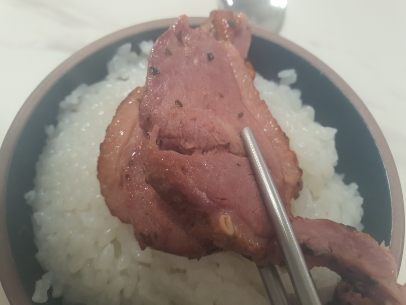 밥위에-올려진-오리고기