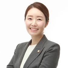 '발달장애아 엄마 투사'에서 여가부 장관 후보자로 지명된 강선우 의원 프로필