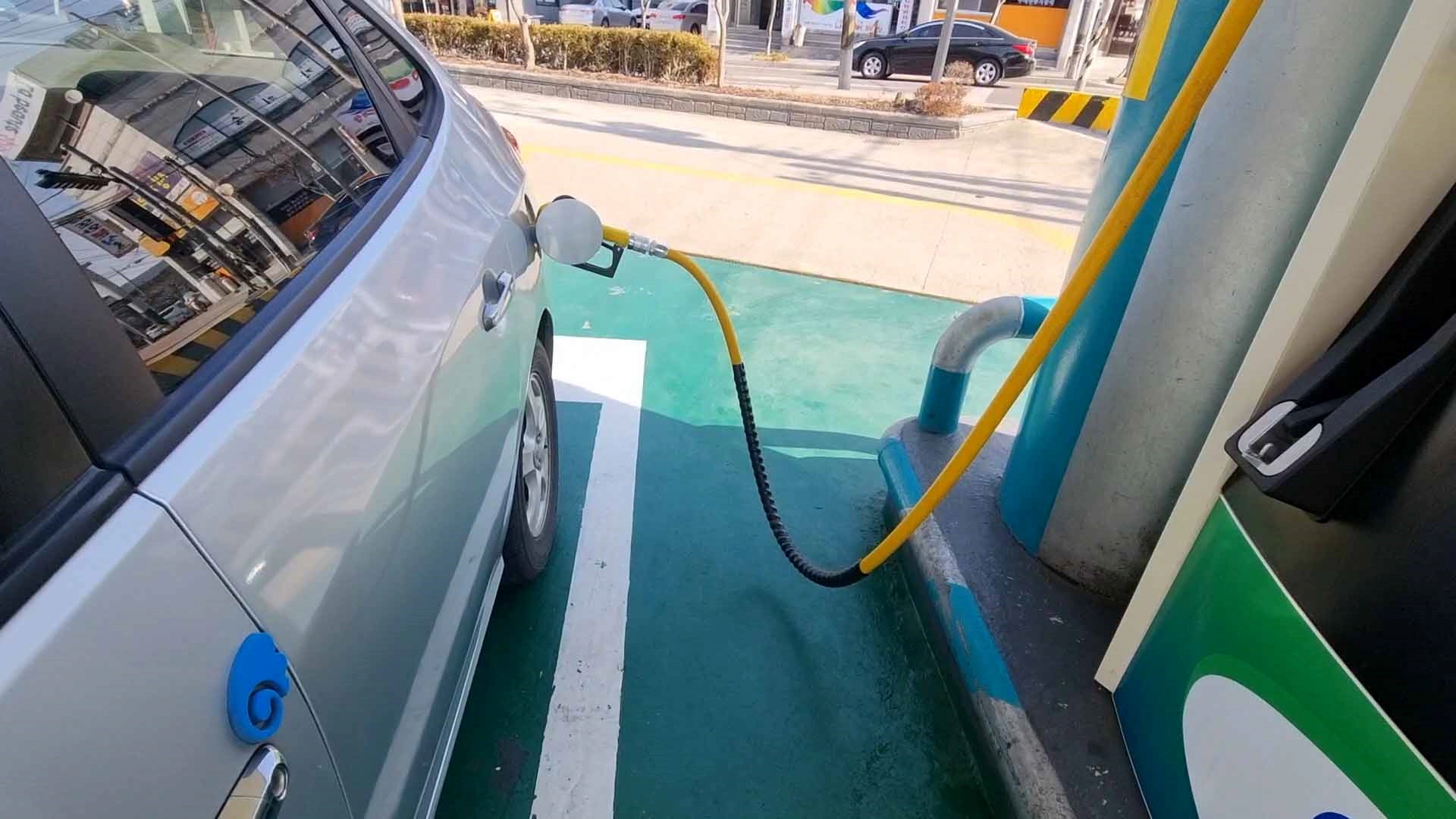 셀프주유소 기름 넣는 모습