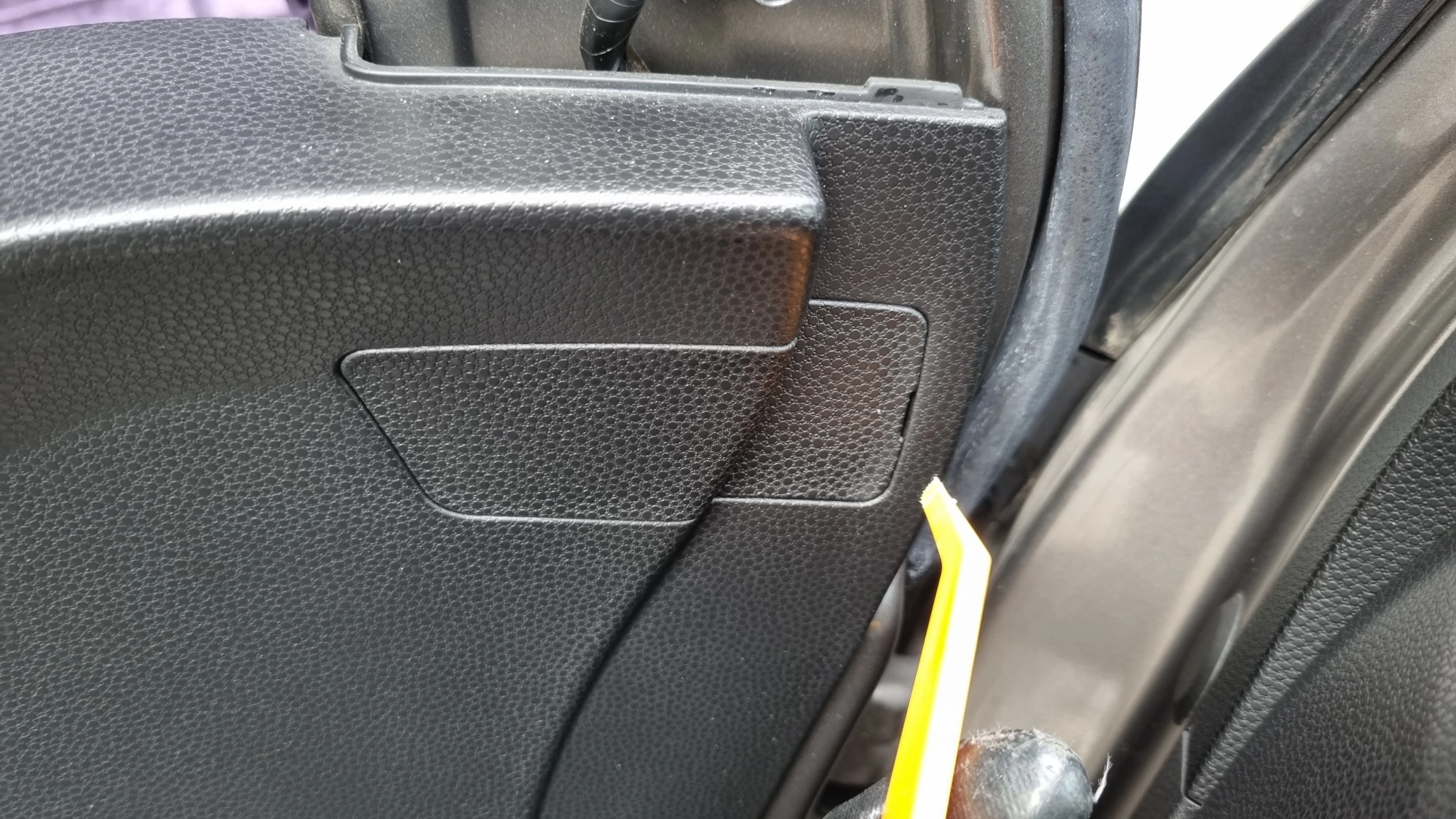 고정 너트 커버 여는 모습