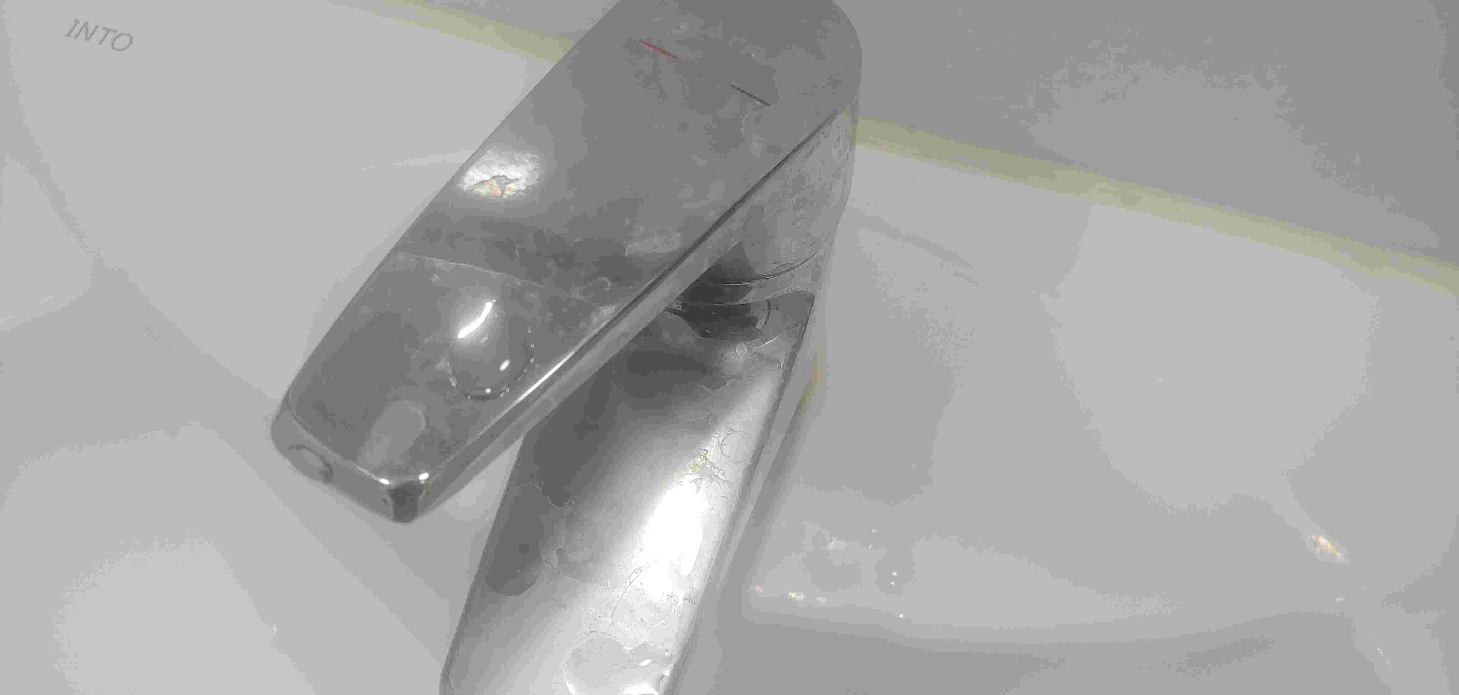 물때가 묻어있는 수전 청소전 모습