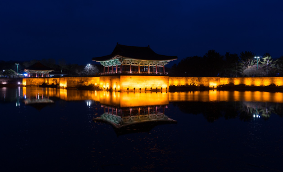 전설이나 역사적 배경을 기반으로 한 스토리 중심 축제