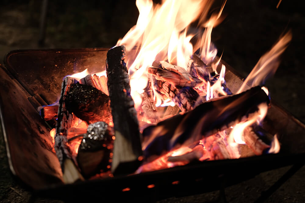 장작이 타는 모습의 사진