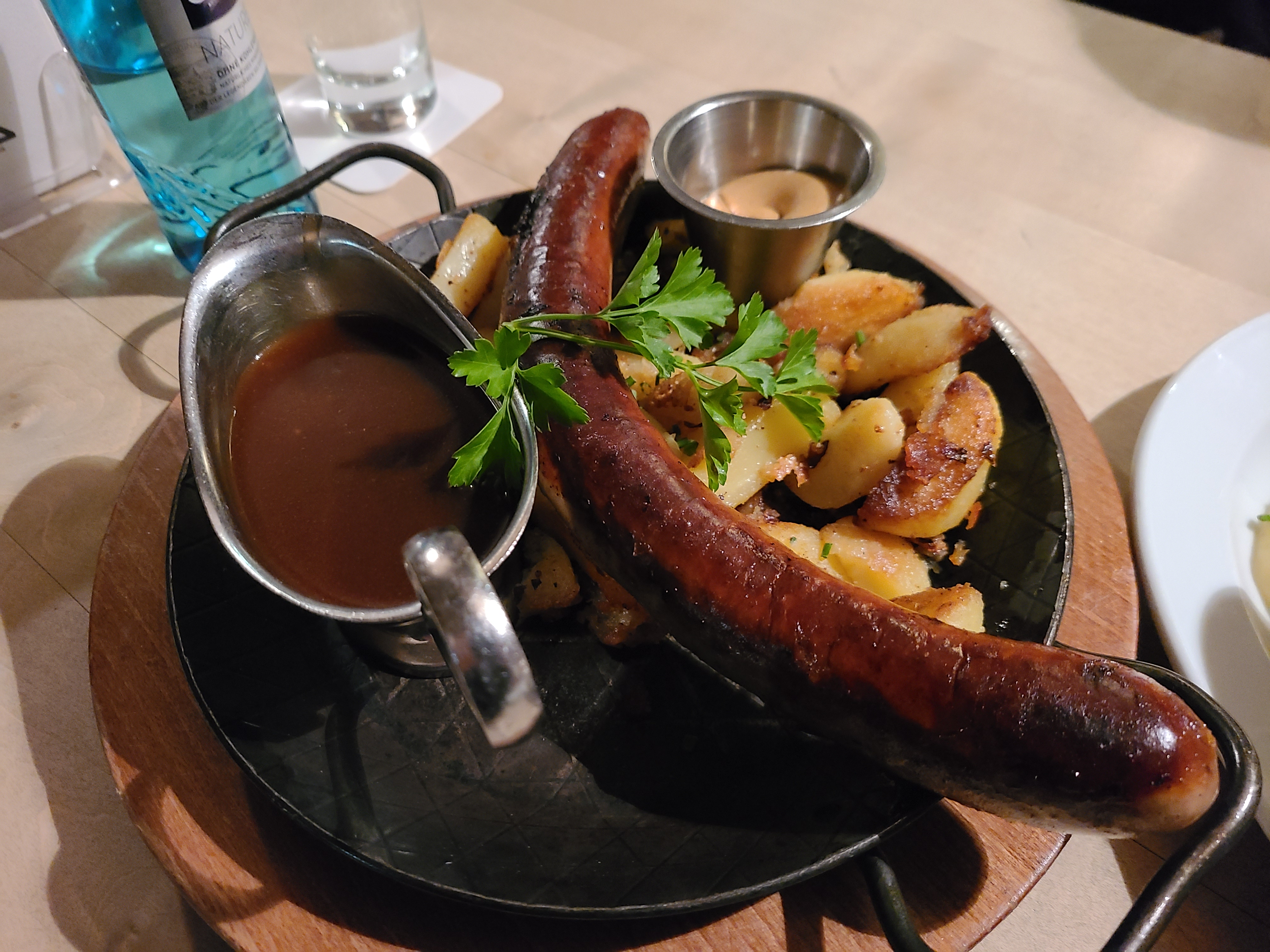 Gilden im Zims 소세지 요리가 담긴 접시