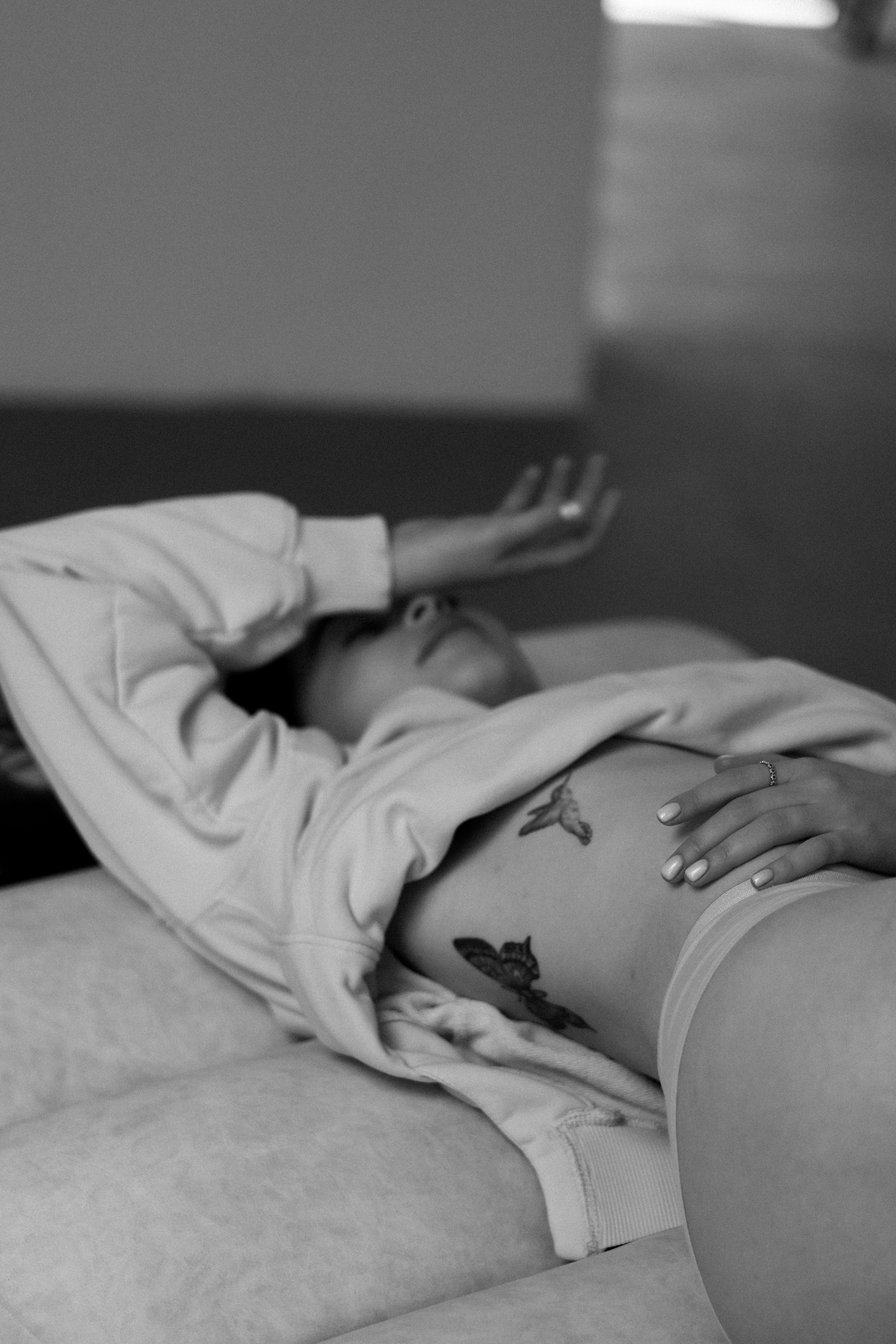 생리통을 앓고 있는 여성