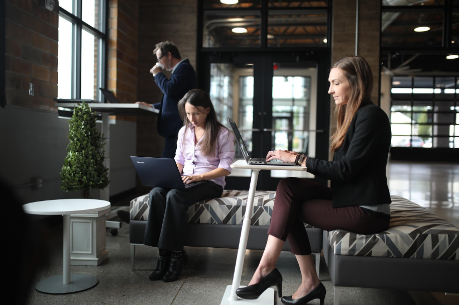 사무실에서 일하고 있는 모습