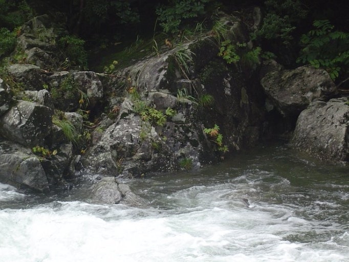 북한산 족두리봉 계곡 입구의 바위와 맑은 계곡물이 흐르는 풍경