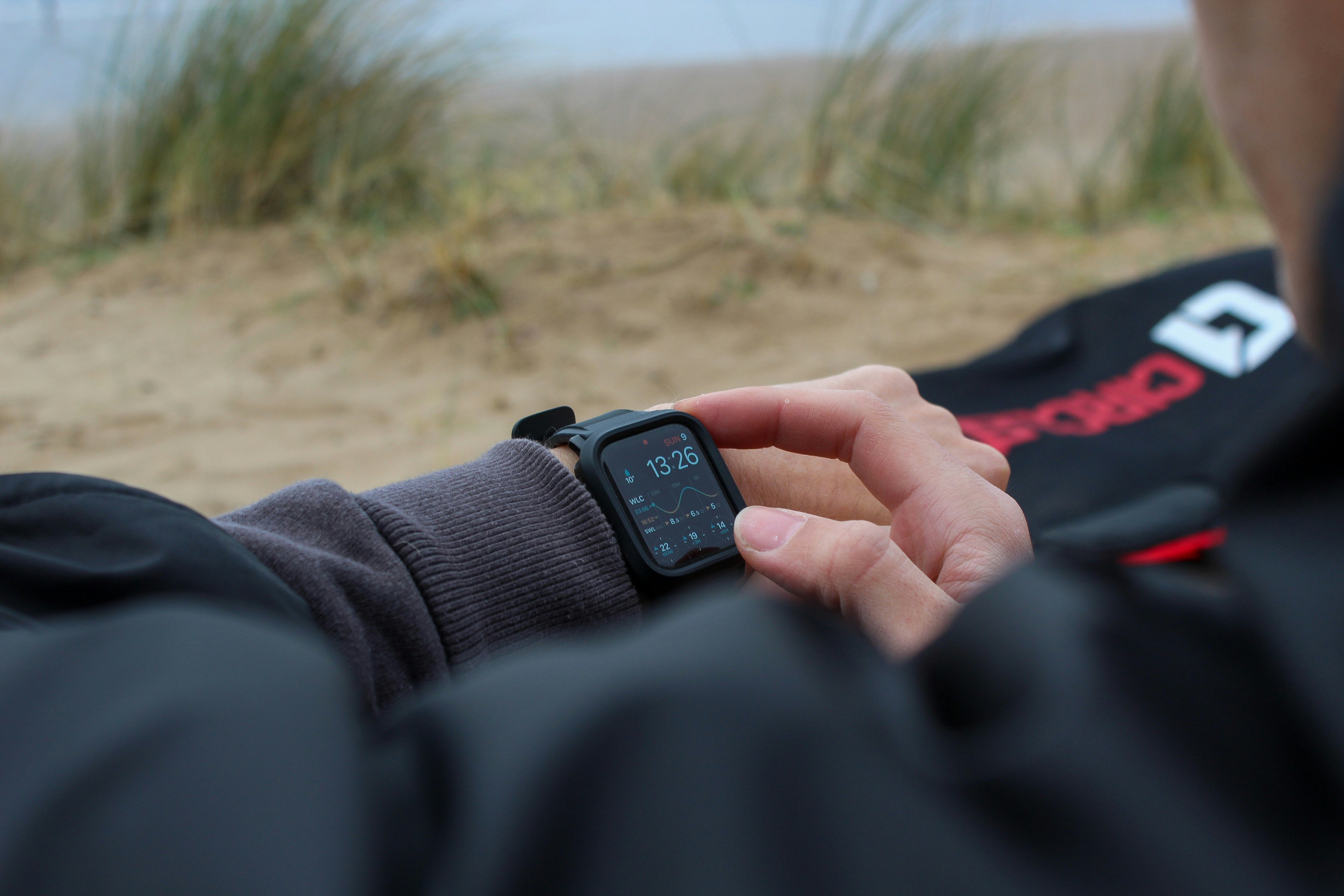 스마트워치로 만보 확인하는 장면