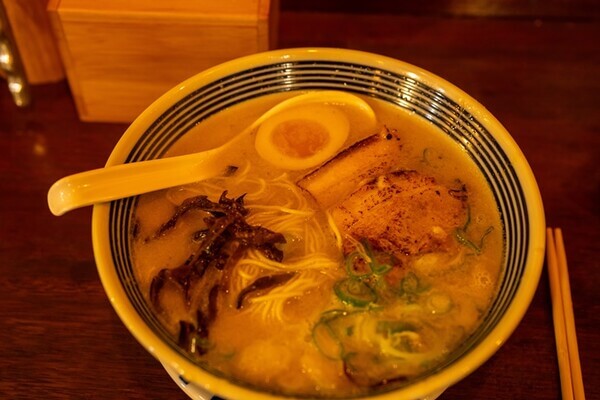  멘쇼우라멘 외관과 멘쇼우라면-서울관광재단 출저