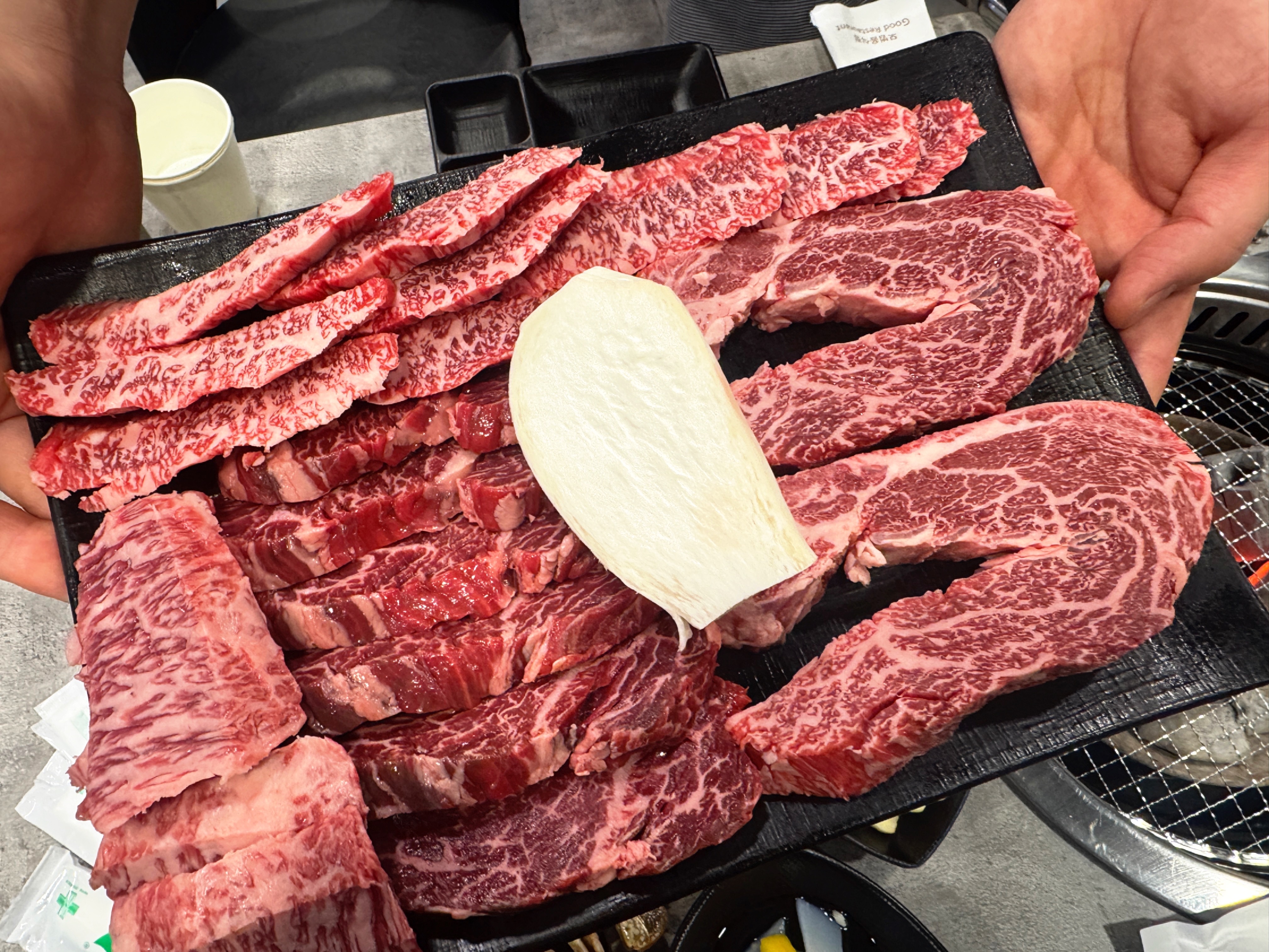 삼거리 명품한우에서 주문한 다양한 부위의 생고기 모둠. 마블링이 선명하게 보이는 살치살&amp;#44; 부채살&amp;#44; 새우살 등이 한 접시에 담겨 있다.