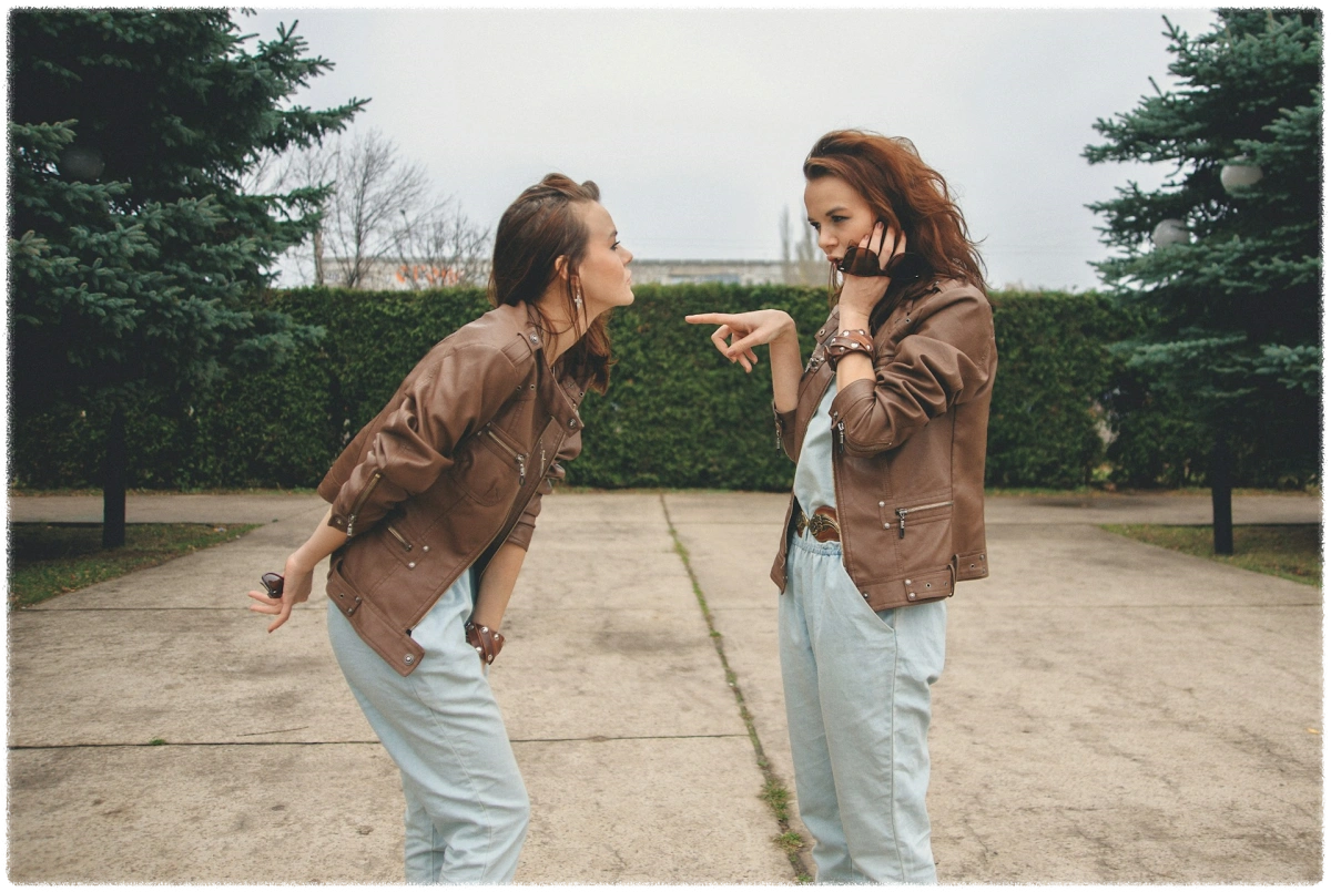 모습이-똑같은-2명의-여성