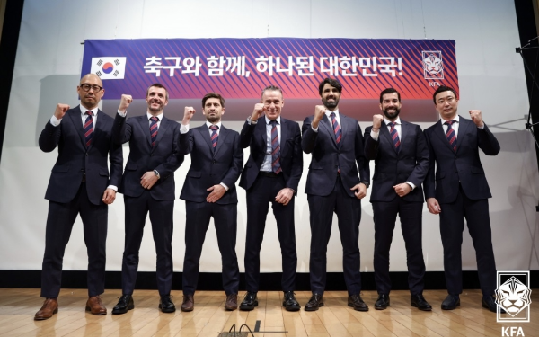 남자 축구 대표팀 파울루 벤투 감독과 스태프