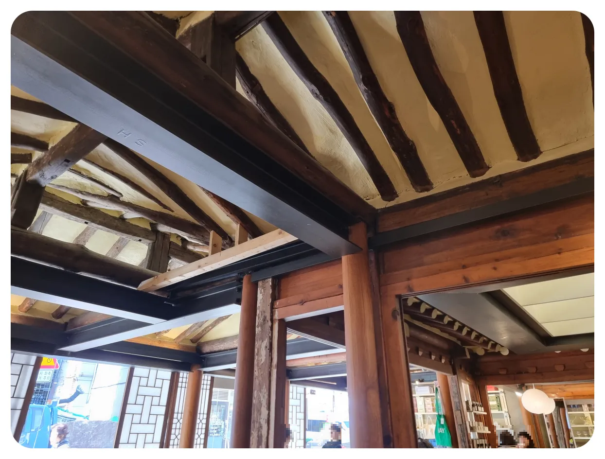 내자상회-한옥-지붕