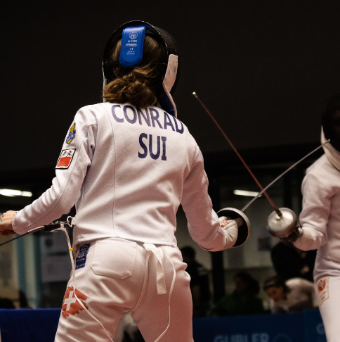 펜싱 경기를 하고있는 선수