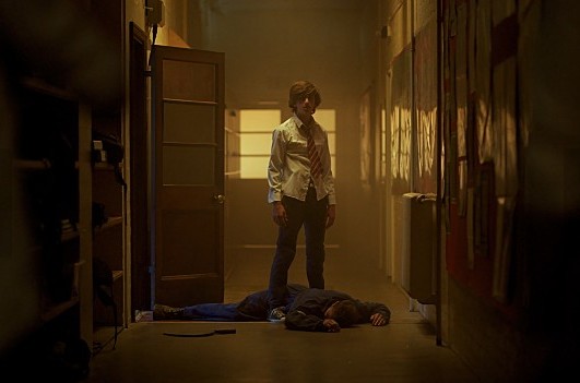 소년에 복도에 서 있는 모습