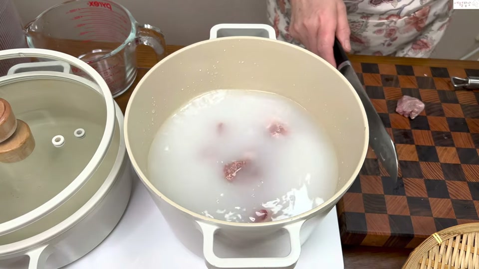 냄비에 생수와 고기를 넣고 끓이는 장면
