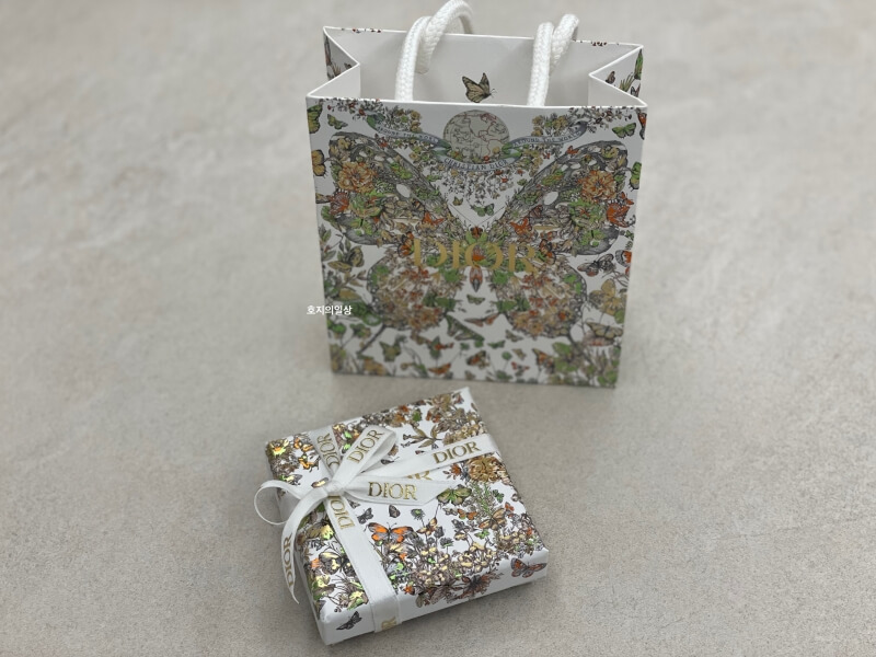디올 쁘띠 CD 귀걸이 DIOR PETIT CD - 내용물