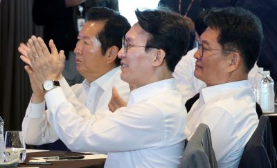 더불어민주당 국회의원 워크숍에 참석한 사진이다.
