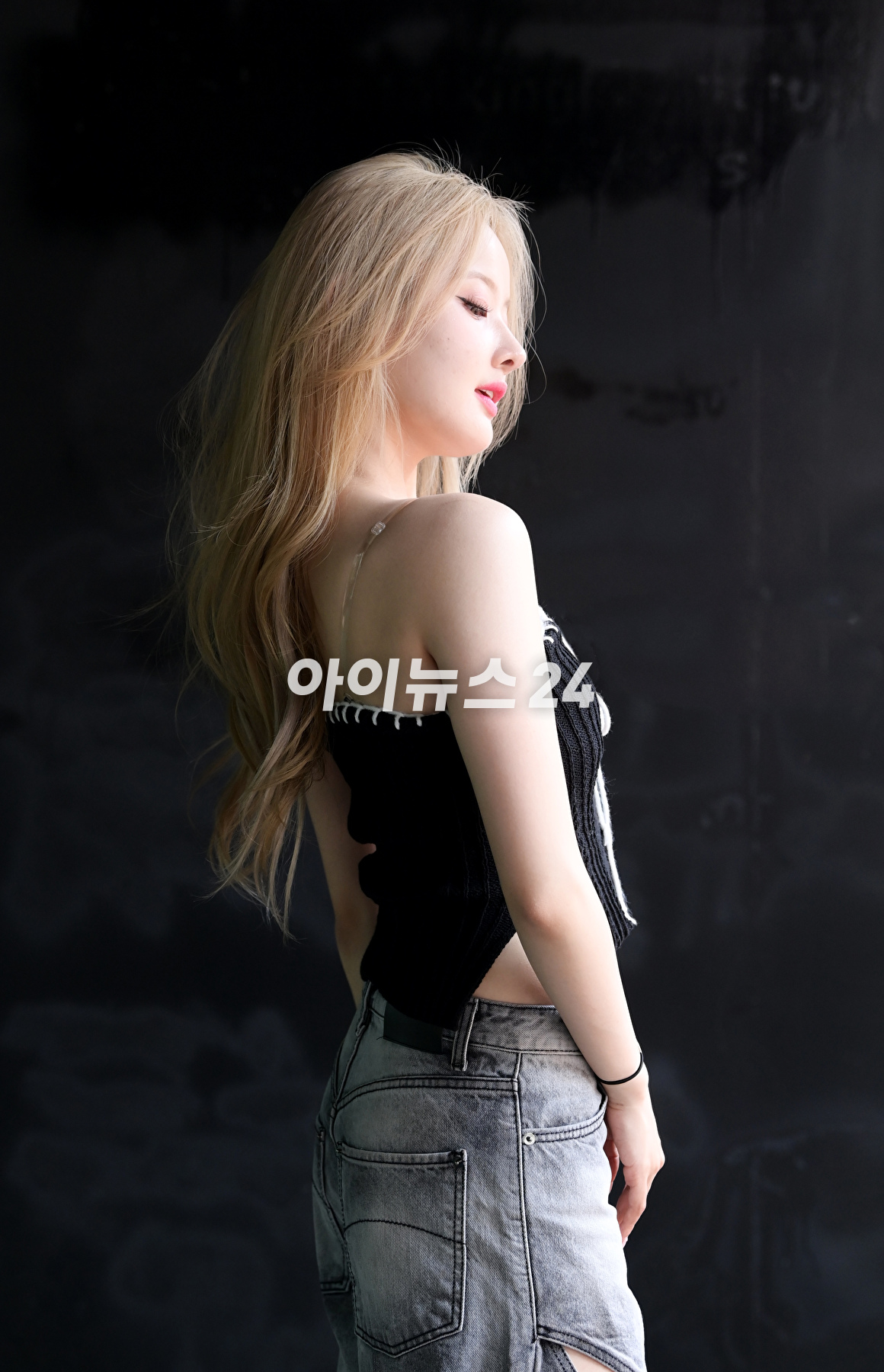 그룹 키스오브라이프(KISS OF LIFE) 벨이 14일 서울 마포구 상수동 인근에서 진행된 조이뉴스24와의 인터뷰에 앞서 포즈를 취하고 있다. [사진=정소희 기자]