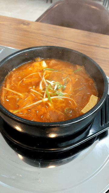 시원하고 칼칼한 김치찌개