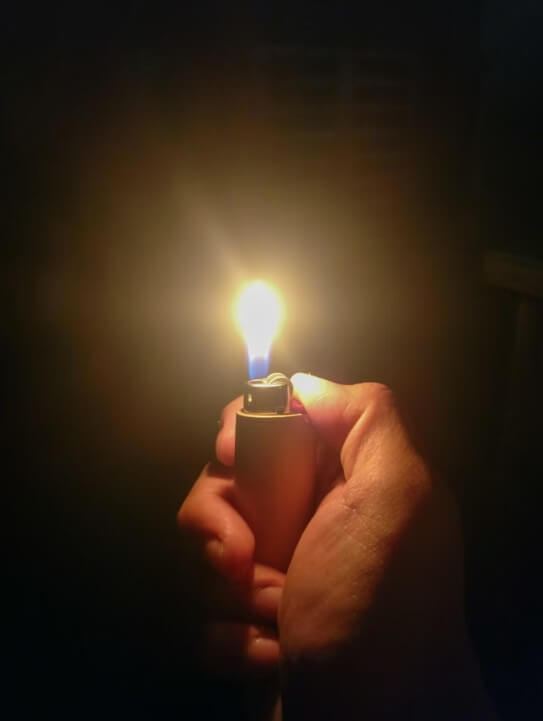 라이터 불이 뿌옇게 퍼져 보이는 모습