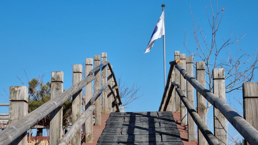 푸른하늘에 펄럭이는 태극기,