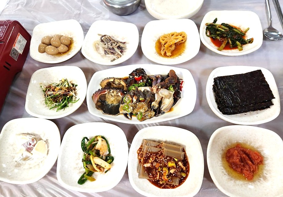 태안 덕수식당의 10가지가 넘는 기본 반찬