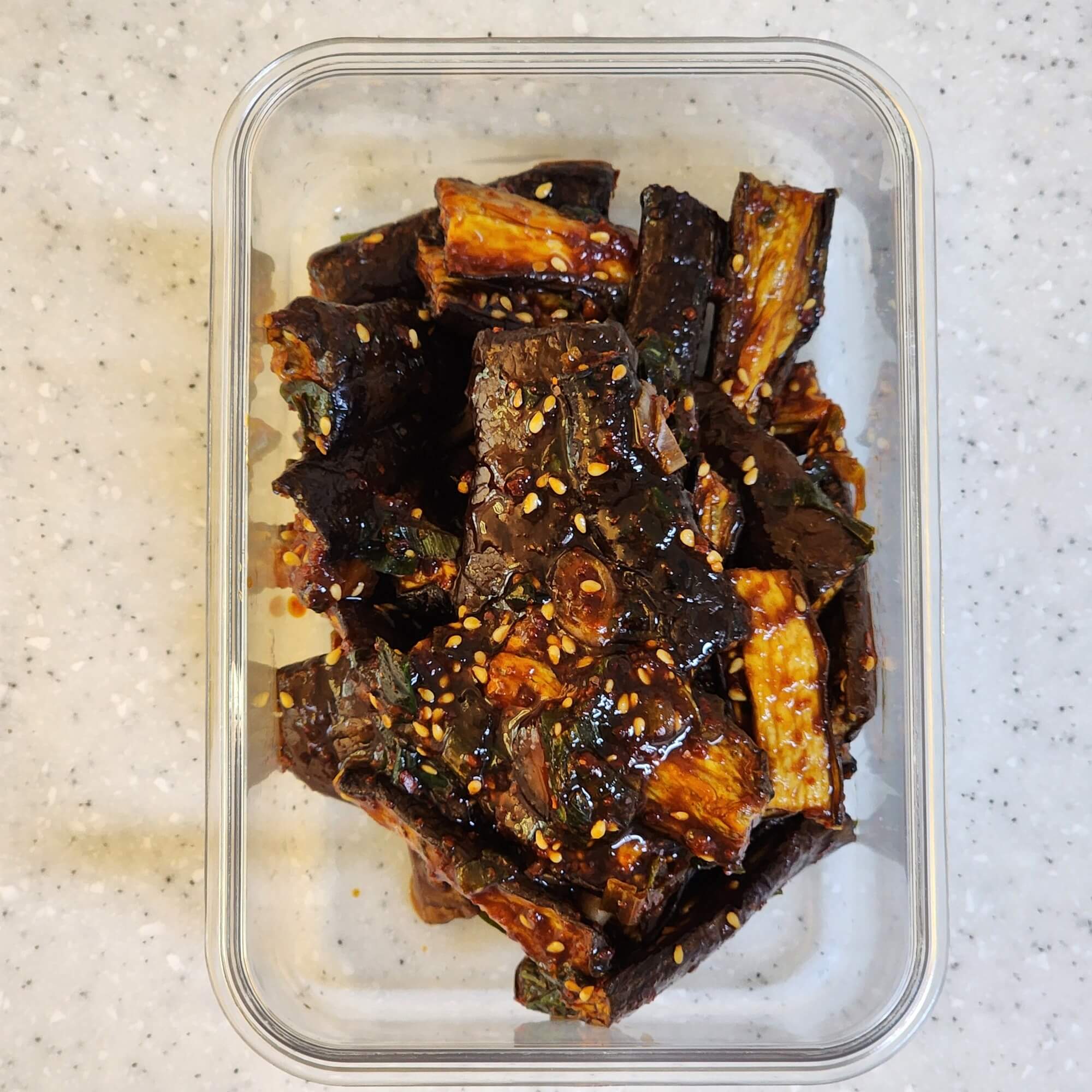 반찬통에 담은 가지무침