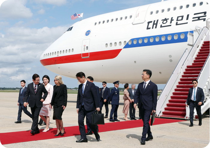 미국을 방문한 이재명 대통령이 24일(현지시간) 미국 워싱턴DC 인근 앤드루스 합동기지에 도착해 미국 측 애비 존스 부의전장과 대화하며 기지를 빠져나가고 있다. [사진 = 연합뉴스]