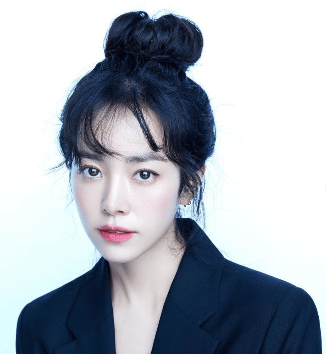 검은색 정장입은 한지민