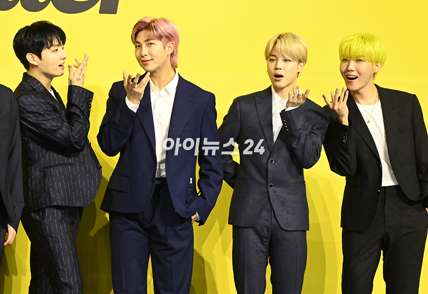방탄소년단(BTS) 새 디지털 싱글 &#39;Butter&#39; 발매 기념 글로벌 기자간담회가 21일 오후 서울 송파구 방이동 올림픽공원 올림픽홀에서 열렸다. 방탄소년단이 포토타임을 갖고 있다.